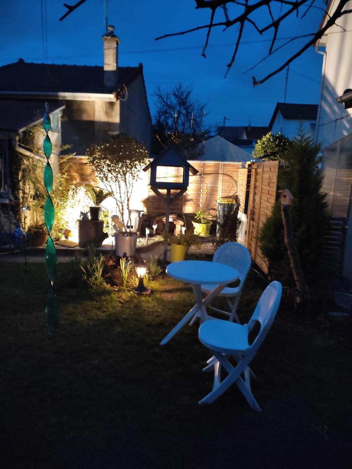 Un Deux Pieces Et Un Jardin A Вилжуиф Екстериор снимка